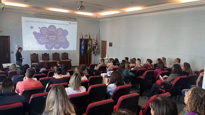 Prefeitura capacita profissionais de saúde para atender mulheres vítimas de violência