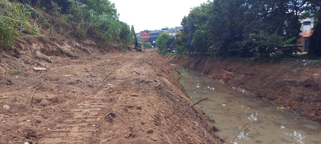 Prefeitura promove o desassoreamento de córrego no Jardim Santa Terezinha