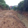 Prefeitura promove o desassoreamento de córrego no Jardim Santa Terezinha