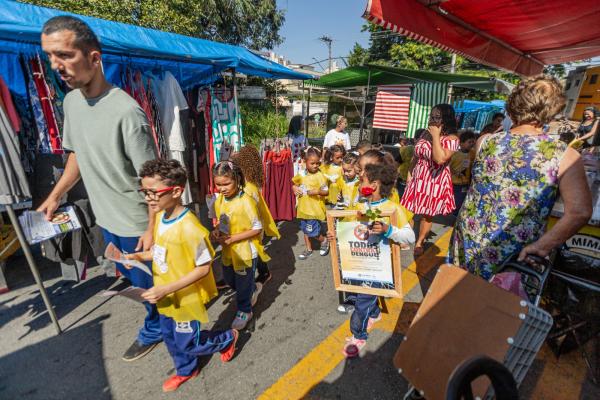 Alunos da EPG Margarida Maria fazem ação de conscientização e combate à dengue em feira livre