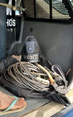 Policiamento Municipal prende homem por furto de fios de iluminação pública no Jardim São Geraldo Terça, 22 de Abril de 2025 - 09:00 Na última sexta-feira (18), agentes da Ronda Ostensiva Municipal (Romu), do Policiamento Municipal de Guarulhos, prenderam um homem acusado de furtar fios da rede pública de iluminação na região do Jardim São Geraldo. A ação teve início após uma denúncia recebida pela Central 153. As equipes da Romu se deslocaram até a avenida Natália Zarif, onde conseguiram localizar o suspeito ainda de posse do material furtado. Imagens de videomonitoramento confirmaram a prática do crime, registrando o momento em que o homem realizava o furto e fugiu em direção à mata próxima ao terminal rodoviário do Taboão. Os agentes do Policiamento Municipal realizaram a preservação do local e encaminharam o suspeito ao 7º Distrito Policial (Estrada Velha de Nazaré, 2650 - Jardim São João). Um representante da Prefeitura de Guarulhos também esteve presente na delegacia e identificou o material como pertencente à rede pública de iluminação. Diante dos fatos, a autoridade policial registrou o boletim de ocorrência por furto, mantendo o indivíduo preso e à disposição da Justiça. Imagem: Divulgação / PMG 3 visualizações