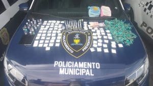 GCM prende traficante e apreende drogas e dois celulares no Jardim Arapongas.