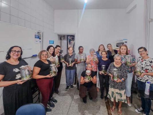Três unidades da Casa da Mulher promovem oficinas de terrário para assistidas