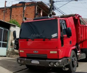 GCM apreende caminhão por transporte irregular de resíduos sólidos no Jardim Oliveira II.