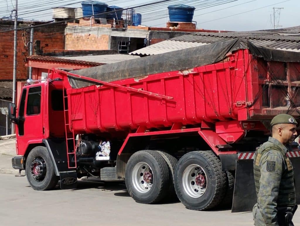 GCM apreende caminhão por transporte irregular de resíduos sólidos no Jardim Oliveira II.