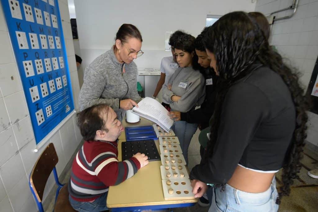 Prefeitura orienta alunos sobre inclusão e acolhimento de PCDs