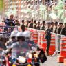 Lula e ministros acompanham desfile; público entoa "sem anistia"
