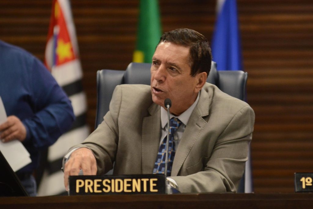 Presidente Martello encaminha requerimentos de vereador Geleia para Comissão de Justiça Os cerca de 900 requerimentos de informação ao Executivo assinados pelo parlamentar não serão deliberados, destravando a deliberação de projetos Durante os trabalhos da Sessão Ordinária da Cãmara de Guarulhos realizada na tarde desta quarta-feira (18/03), o presidente da Casa, vereador Martello (Republicanos), anunciou que os requerimentos de informação assinados pelo vereador Geleia Protetor (PSD), não seriam deliberados, mas, sim, enviados para a Comissão de Constituição e Justiça-CCJ para análise. No início do Grande Expediente, o mandatário do Legislativo anunciou: "Tendo em vista a demora da resolução do entrave político referente às deliberação de requerimentos de informação do vereador Geleia Protetor, bem como o desgaste causado pelo impedimento do andamento dos trabalhos legislativos desde 1º de fevereiro do corrente ano, assim determino a retirada dos requerimentos do vereador constantes da pauta da sessão de hoje e os submeto à CCJ, para fim de análise, nos termos do Inciso 2, alínea E, artigo 56 do Regimento interno da Câmara". Desde o início do ano legislativo, em fevereiro, Geleia Protetor tem assinado centenas de requerimentos de informação ao Executivo, com temas repetitivos, como situação de escolas, equipamentos de saúde, transporte público e radares de trânsito. No total, foram protocolados pelo parlamentar 911 requerimentos até agora. Nas sessões de fevereiro e março, somente 14 requerimentos foram aprovados. Desta forma, os trabalhos não têm avançado e projetos de lei apresentados por vereadores e pelo Executivo não são deliberados, deixando de alimentar a Ordem do Dia. O vereador Geleia protestou: "Se for preciso, vou à Justiça, como vereador eleito tenho direito de apresentar requerimentos, de exercer meu papel de parlamentar, a Constituição é maior que qualquer regimento interno, pelo visto não existe democracia". Na sequência, Martello sugeriu: "O vereador pode entrar com um requerimento de informação diretamente na Prefeitura, não precisa passar por esta Casa".