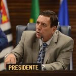 Presidente Martello encaminha requerimentos de vereador Geleia para Comissão de Justiça Os cerca de 900 requerimentos de informação ao Executivo assinados pelo parlamentar não serão deliberados, destravando a deliberação de projetos Durante os trabalhos da Sessão Ordinária da Cãmara de Guarulhos realizada na tarde desta quarta-feira (18/03), o presidente da Casa, vereador Martello (Republicanos), anunciou que os requerimentos de informação assinados pelo vereador Geleia Protetor (PSD), não seriam deliberados, mas, sim, enviados para a Comissão de Constituição e Justiça-CCJ para análise. No início do Grande Expediente, o mandatário do Legislativo anunciou: "Tendo em vista a demora da resolução do entrave político referente às deliberação de requerimentos de informação do vereador Geleia Protetor, bem como o desgaste causado pelo impedimento do andamento dos trabalhos legislativos desde 1º de fevereiro do corrente ano, assim determino a retirada dos requerimentos do vereador constantes da pauta da sessão de hoje e os submeto à CCJ, para fim de análise, nos termos do Inciso 2, alínea E, artigo 56 do Regimento interno da Câmara". Desde o início do ano legislativo, em fevereiro, Geleia Protetor tem assinado centenas de requerimentos de informação ao Executivo, com temas repetitivos, como situação de escolas, equipamentos de saúde, transporte público e radares de trânsito. No total, foram protocolados pelo parlamentar 911 requerimentos até agora. Nas sessões de fevereiro e março, somente 14 requerimentos foram aprovados. Desta forma, os trabalhos não têm avançado e projetos de lei apresentados por vereadores e pelo Executivo não são deliberados, deixando de alimentar a Ordem do Dia. O vereador Geleia protestou: "Se for preciso, vou à Justiça, como vereador eleito tenho direito de apresentar requerimentos, de exercer meu papel de parlamentar, a Constituição é maior que qualquer regimento interno, pelo visto não existe democracia". Na sequência, Martello sugeriu: "O vereador pode entrar com um requerimento de informação diretamente na Prefeitura, não precisa passar por esta Casa".