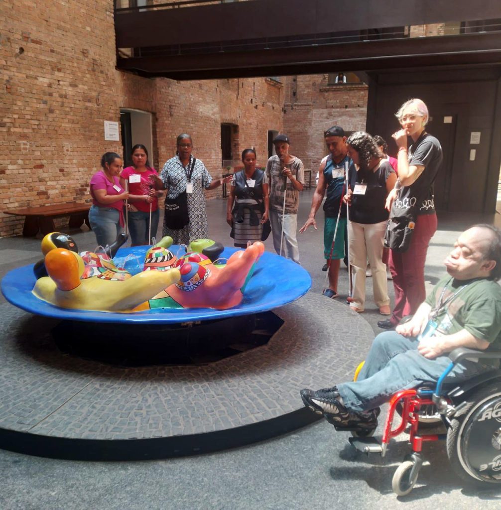 Prefeitura leva alunos com deficiência visual para visita à Pinacoteca de São Paulo