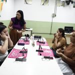 Casas da Mulher oferecem aulas gratuitas de automaquiagem, yoga, artesanato e mídias sociais 