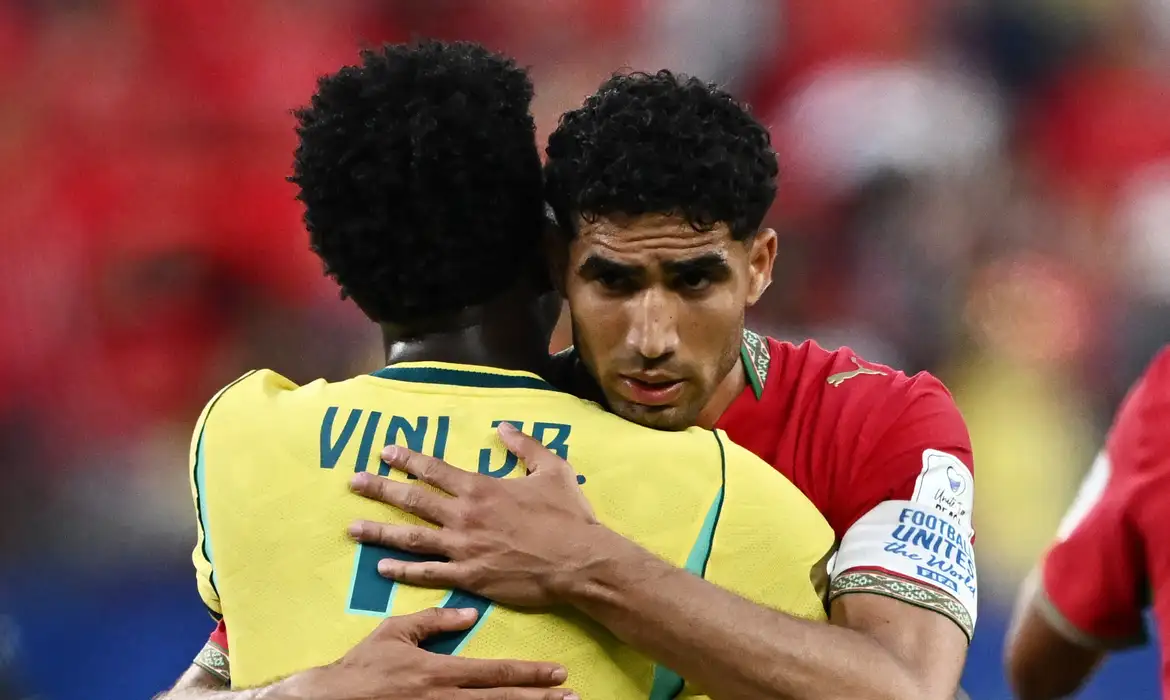 REUTERS/Dylan Martinez/Proibida reprodução Soccer Football - FIFA World Cup 2026 - Group C - Brazil v Morocco - New York/New Jersey Stadium, East Rutherford, New Jersey, U.S. - June 13, 2026 Morocco's Achraf Hakimi embraces Brazil's Vinicius Junior after the match REUTERS/Dylan Martinez
