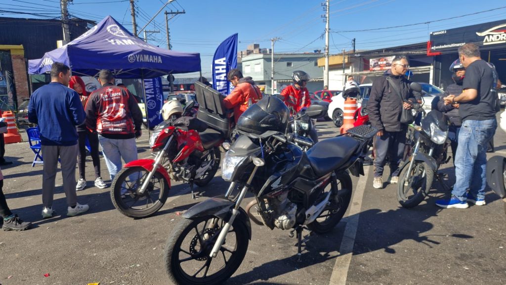 Ação educativa conscientiza motociclistas sobre segurança no trânsito em Guarulhos
