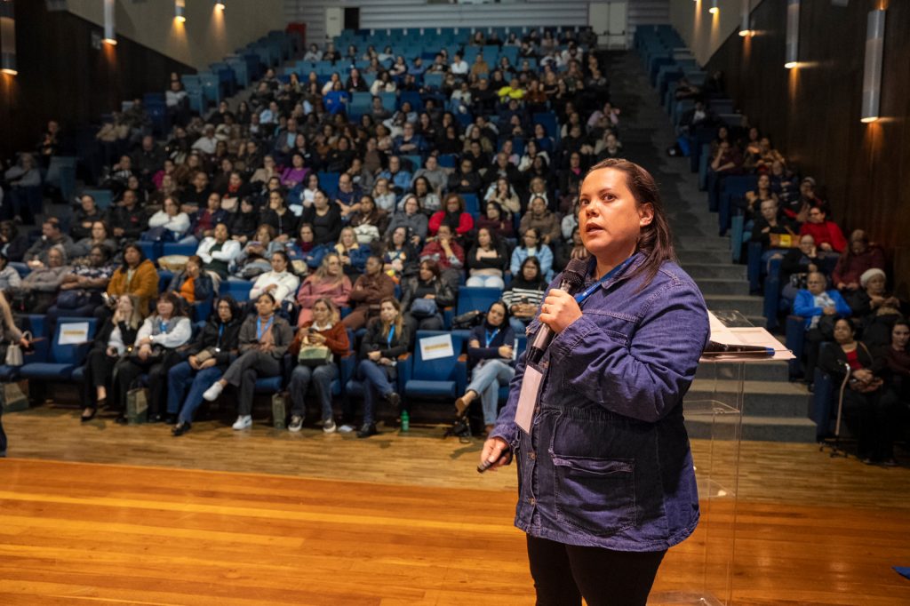 Formação dos cozinheiros da rede municipal destaca a aplicação de conhecimentos técnicos no cotidiano das escolas