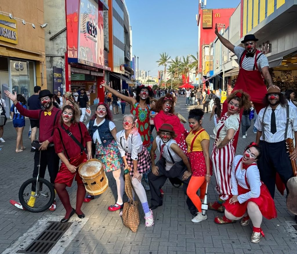 Espetáculo circense reúne música, palhaçaria e acrobacias em duas sessões gratuitas no Teatro Padre Bento