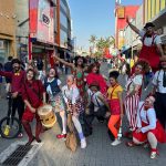 Espetáculo circense reúne música, palhaçaria e acrobacias em duas sessões gratuitas no Teatro Padre Bento