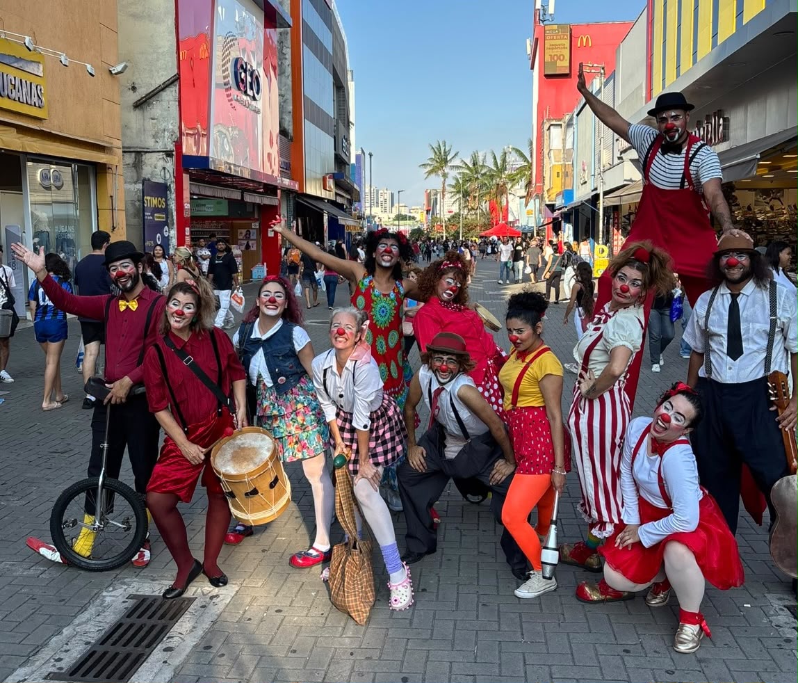 Espetáculo circense reúne música, palhaçaria e acrobacias em duas sessões gratuitas no Teatro Padre Bento 17 Espetáculo circense reúne música, palhaçaria e acrobacias em duas sessões gratuitas no Teatro Padre Bento