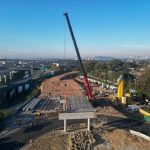 Primeiro viaduto interno de Guarulhos avança com içamento de vigas e promete desafogar acesso à Dutra