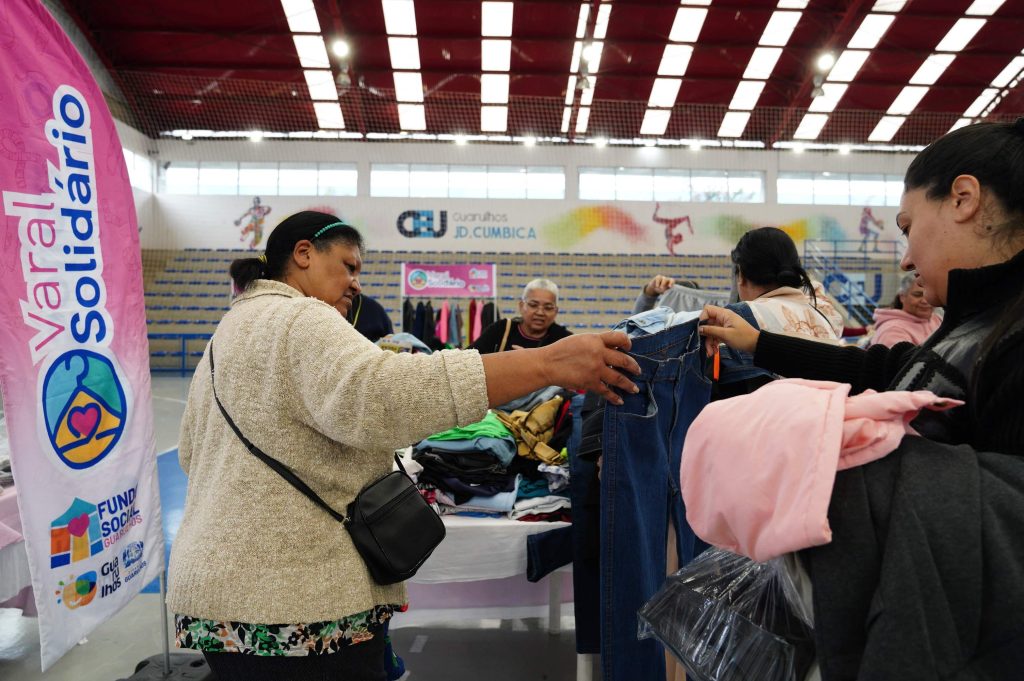 Fundo Social entrega mil peças de roupas em Cumbica pelo Varal Solidário