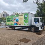 Caminhão da Coleta Seletiva recebe materiais recicláveis durante a 10ª Semana Lixo Zero de Guarulhos